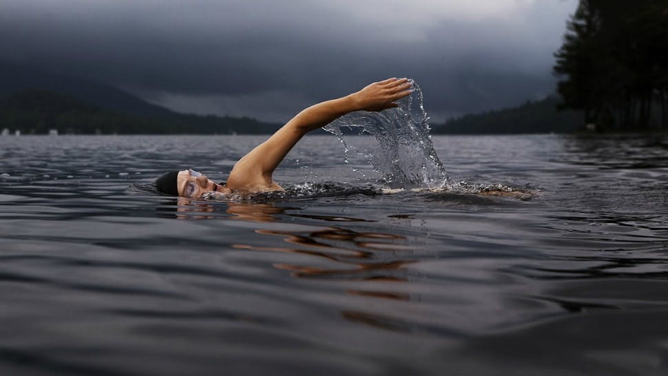 Fitness Tracker können oft auch im Wasser verwendet werden.