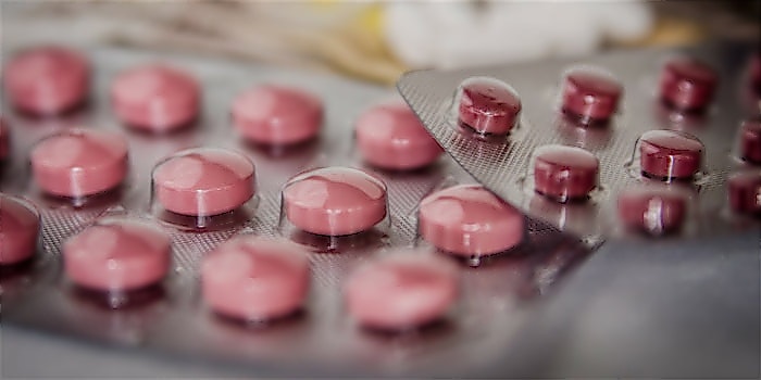 Reiseapotheke_Tabletten Zwei Streifen mit Tabletten
