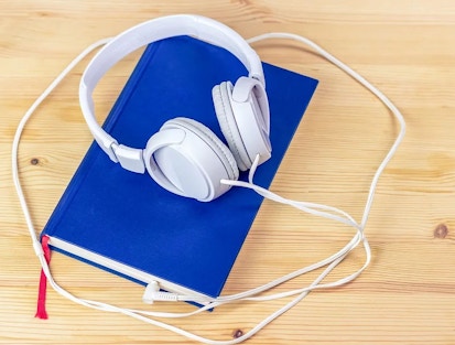 buecher.de Hörbuch Kopfhörer auf blauem Buch