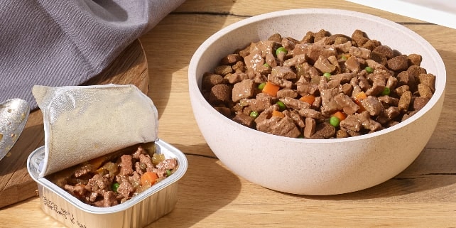 BCO_tails.com_Futternapf Trocken- und Nassfutter im Napf