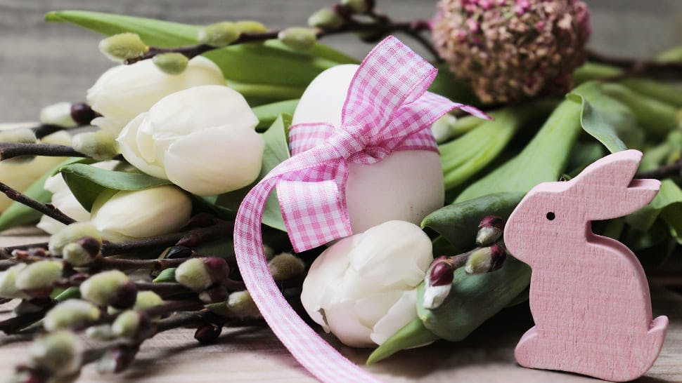 Weiße Tulpen, Osterei mit Schleife und rosa Osterhase