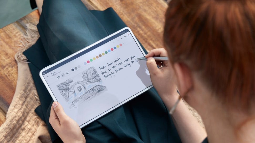 Frau malt auf dem HUAWEI MatePad Pro