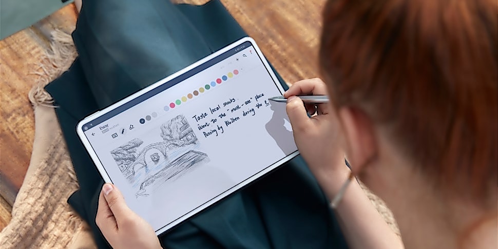 Frau malt auf dem HUAWEI MatePad Pro Frau malt auf dem HUAWEI MatePad Pro