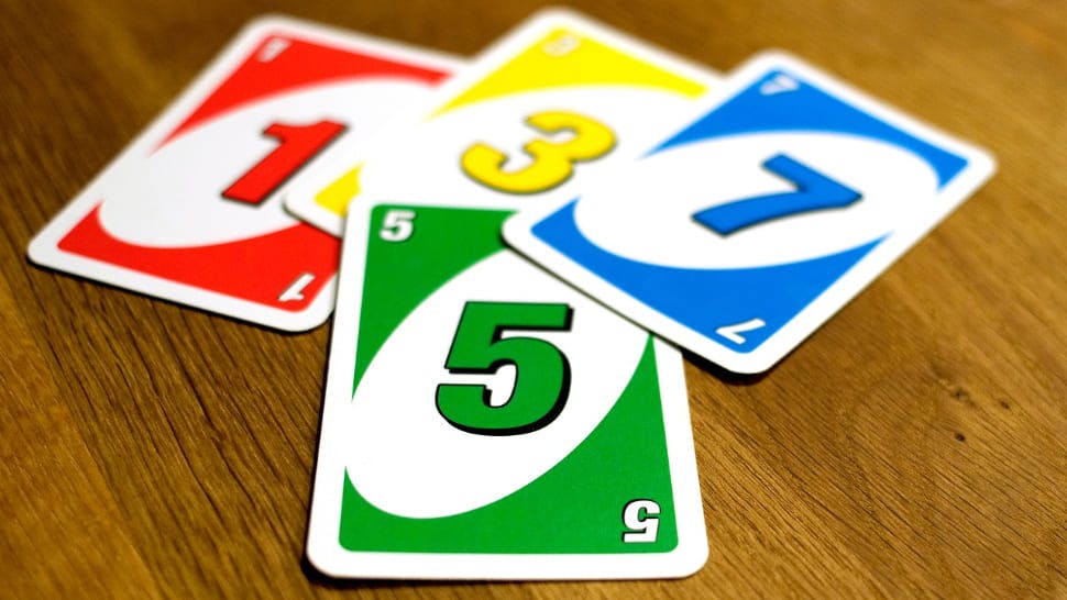 Uno-Karten auf einem Tisch