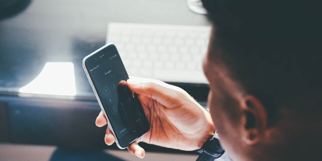 BCO_Norton_Smartphone Mann gibt seine PIN am Smartphone ein