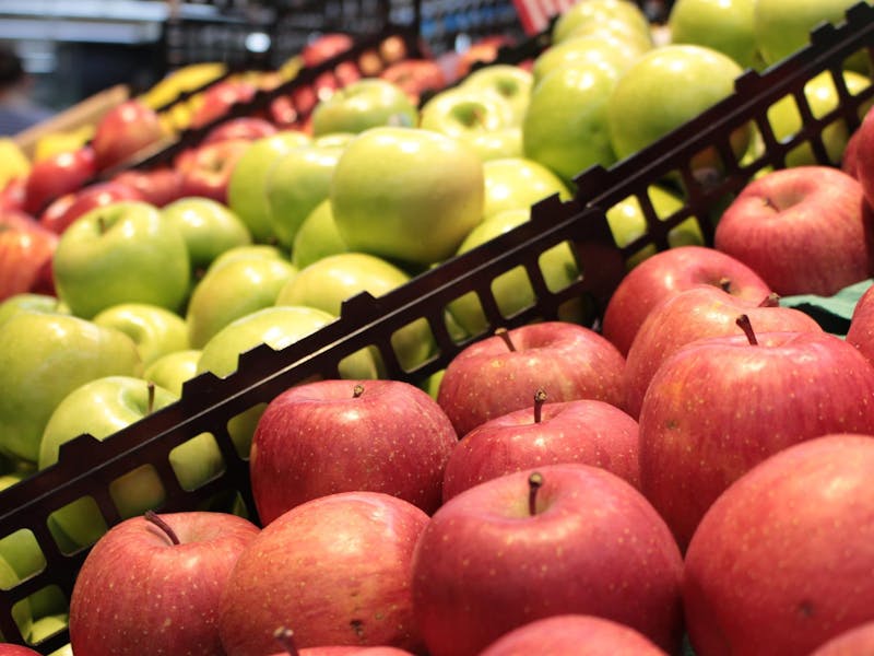 Rote und grüne Äpfel im Supermarkt