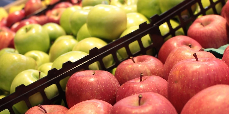 Rote und grüne Äpfel im Supermarkt