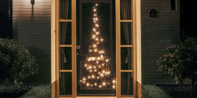 Weihnachtsbeleuchtung innen und außen: Weihnachtsbaum am Fenster