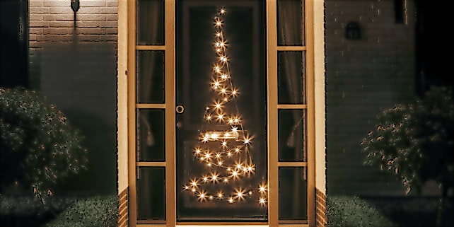 BCO_Lampenwelt_Weihnachtsbaum Weihnachtsbeleuchtung innen und außen: Weihnachtsbaum am Fenster