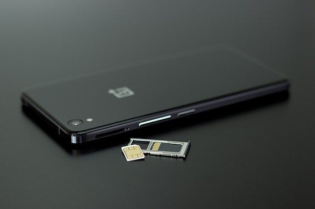 SIM-Karte neben schwarzem Smartphone