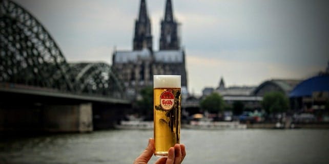 Ein Glas Kölsch vor dem Kölner Dom