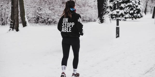 Frau joggt im Schnee