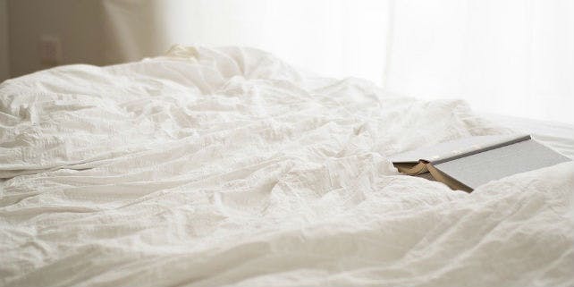 Erholsam Schlafen Lesen im Bett
