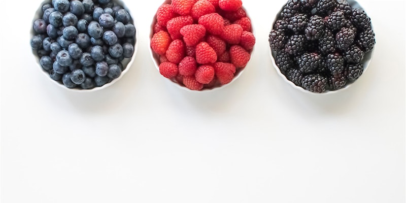 drei Schalen mit Beeren.