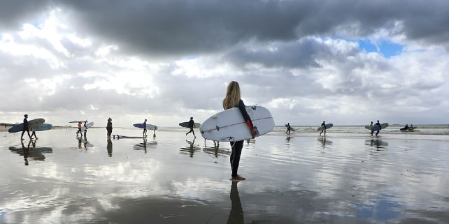 Eine Gruppe von Surfern geht ins Meer Eine Gruppe von Surfern geht ins Meer
