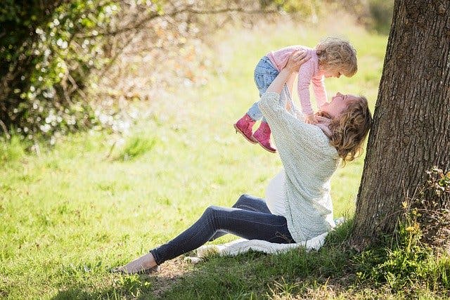 schwangere Frau und Kind im Park