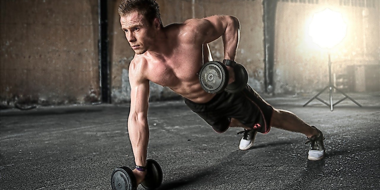 Myprotein Gutschein Mann macht mit Hanteln Liegestütze