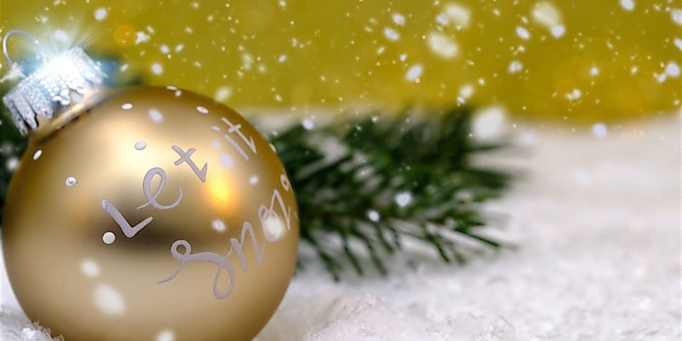 ntv_personalisierte_Weihnachtsgeschenke_Weihnachtskugel Goldene Weihnachtskugel mit dem Schriftzug "Let it snow"
