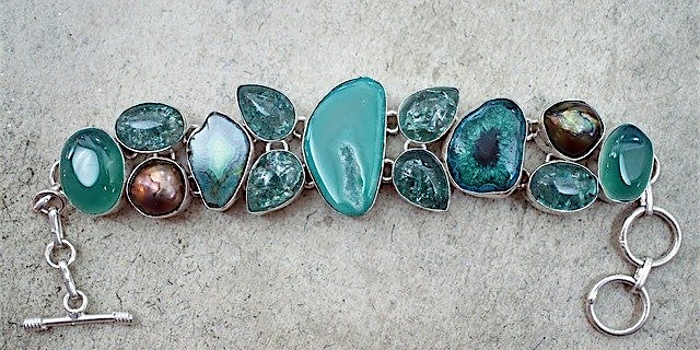 Silberarmband mit grünlichen Schmucksteinen