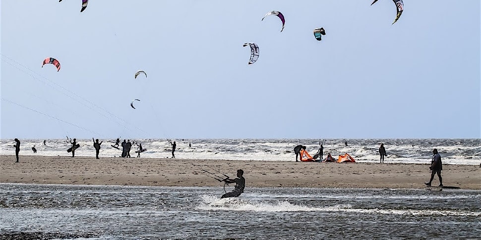 Aktivurlauber an einem Strand in Deutschland Aktivurlauber an einem Strand in Deutschland