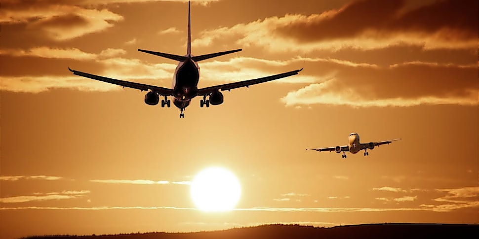 ntv-guenstige-Fluege-Sonnenuntergang Zwei Flugzeuge im Sonnenuntergang