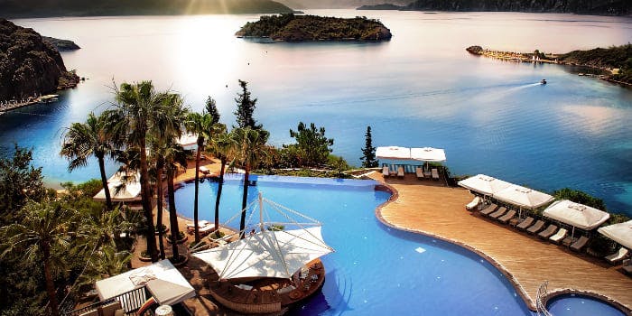 20min-Frühbucher-Urlaubsbild Hotel mit Pool am Meer