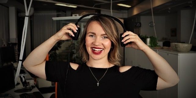 Comedy Podcast: Frau lacht im Studio Comedy Podcast: Frau lacht im Studio