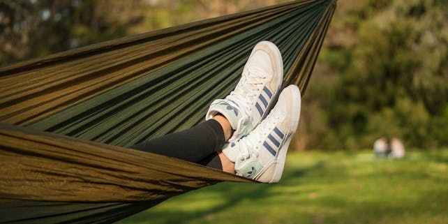 Garten_Gadgets_Haengematte Person mit adidas-Schuhen liegt in der Hängematte