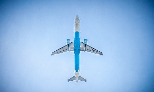 Startendes Passagierflugzeug von unten.