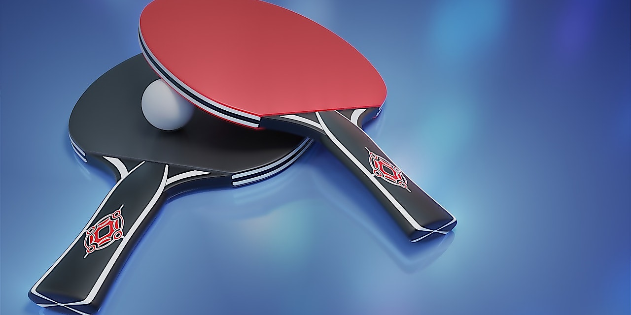 OCHSNER SPORT Gutschein Zwei Tischtennisschläger und ein Tischtennisball vor blauem Grund