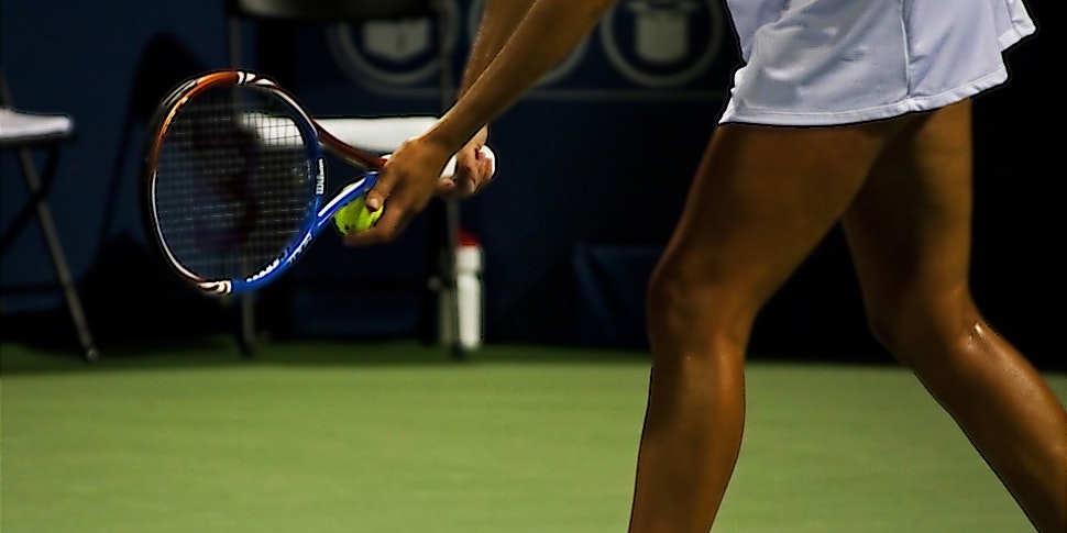 Tennisspielerin beim Aufschlag Tennisspielerin beim Aufschlag