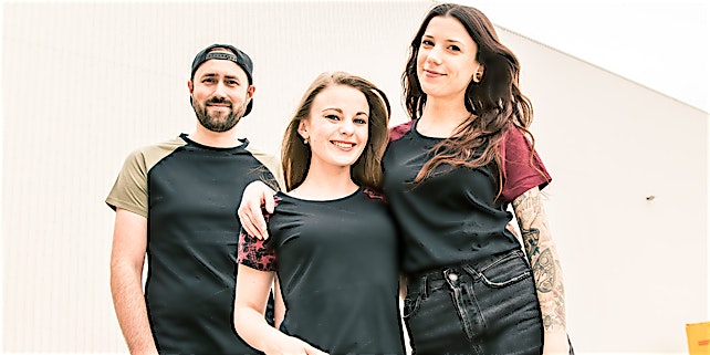 BCO_Spiegel_EMP_Trio Zwei Frauen umarmen sich, ein Mann steht lässig daneben