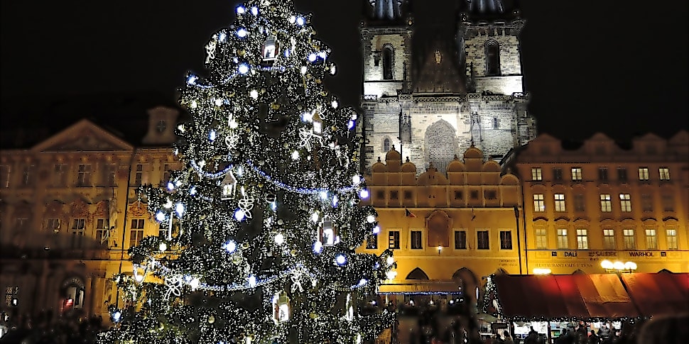 Weihnachtsmarkt am Platz des Friedens in Prag produkt bild