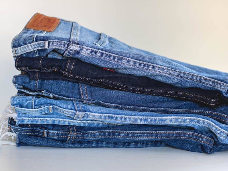 Blaue Jeans, gestapelt aufeinander